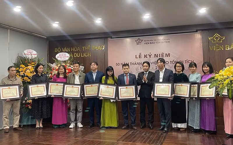 Trao Bằng khen cho những tập thể, cá nhân xuất sắc đã có nhiều đóng góp cho công tác xây dựng, phát triển Viện Bảo tồn Di tích.