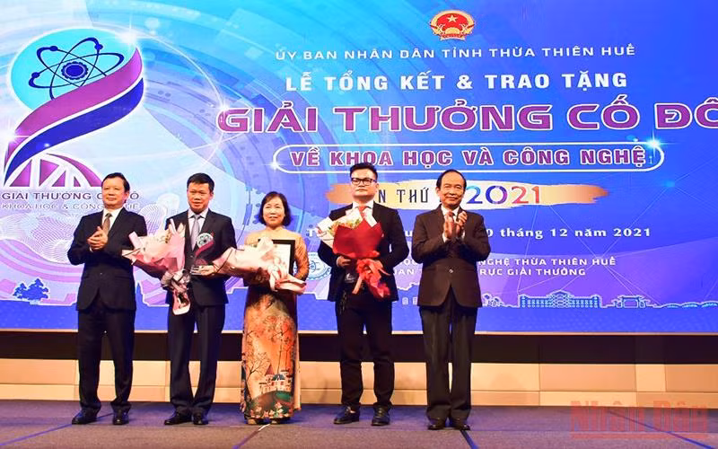 Đồng chí Bí thư Tỉnh ủy Lê Trường Lưu chúc mừng các công trình về khoa học xã hội, nhân văn đạt giải.