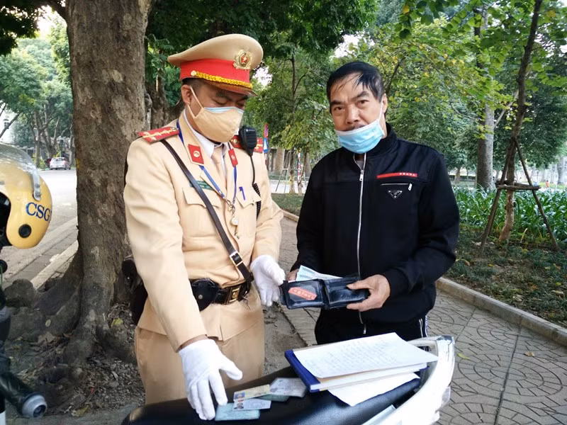 Người dân nhận lại chiếc ví bị đánh rơi bên trong có tiền lương hưu vừa lĩnh.