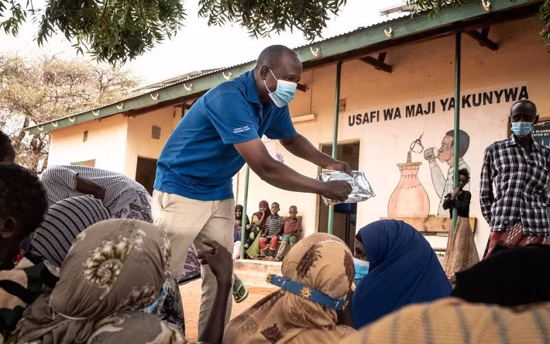 Nhân viên của WFP tham gia chương trình hỗ trợ cộng đồng địa phương ở Wajir, đông bắc Kenya, ngày 2/12/2021. (Ảnh: WFP/Reuters)