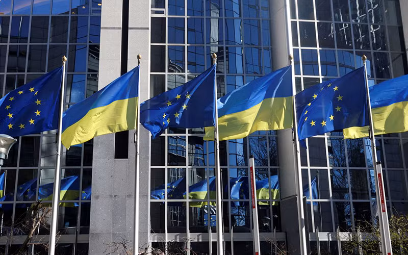 Cờ của EU và Ukraine bên ngoài trụ sở Nghị viện châu Âu tại Brussels, Bỉ, ngày 28/2. (Ảnh: Reuters)
