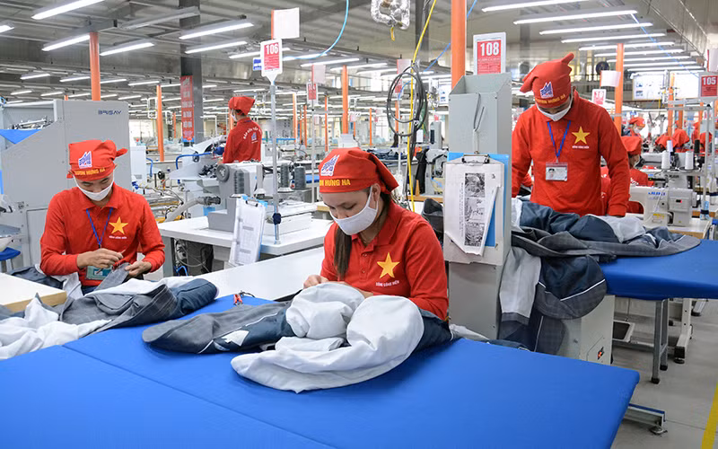 Xưởng sản xuất áo veston xuất khẩu tại Xí nghiệp may Hưng Hà (Thái Bình). Ảnh: Minh Hà