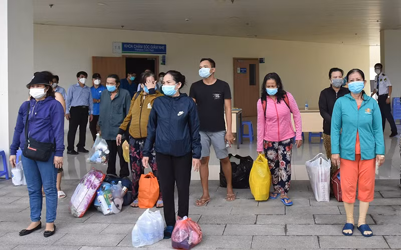 17 bệnh nhân được xuất viện chiều 26/7. (Ảnh: KHÔI NGUYỄN)