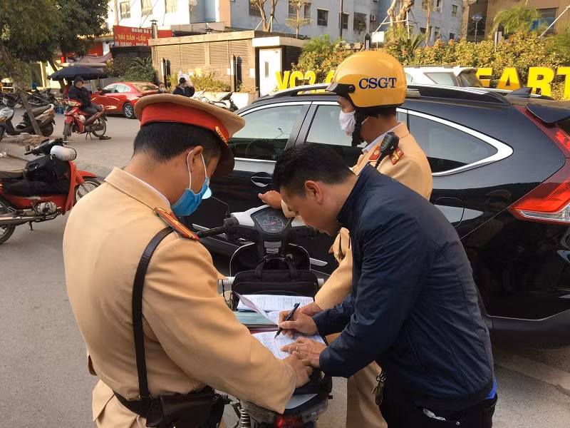 Lực lượng Cảnh sát giao thông Hà Nội đẩy mạnh xử lý dừng, đỗ phương tiện trái quy định trong dịp Tết dương lịch.