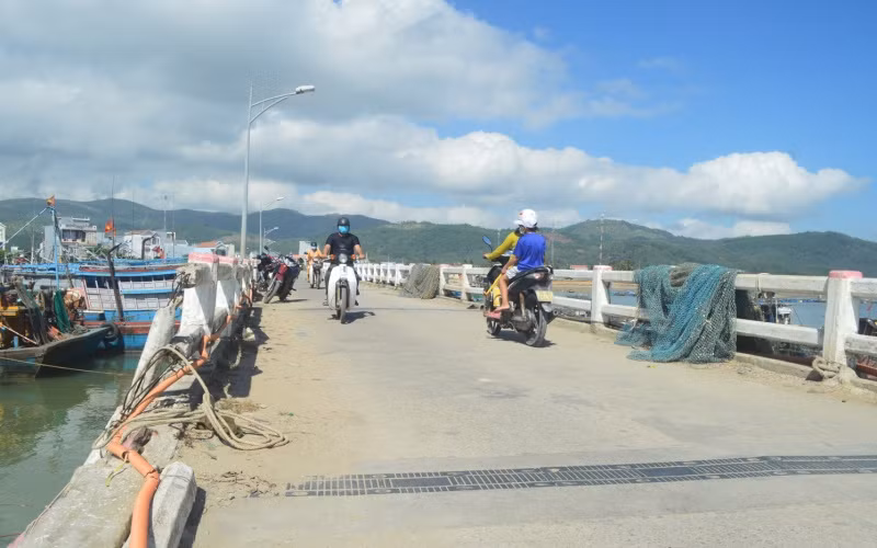 Người dân lo lắng, bất an mỗi lần đi qua lại cầu Thạnh Đức.