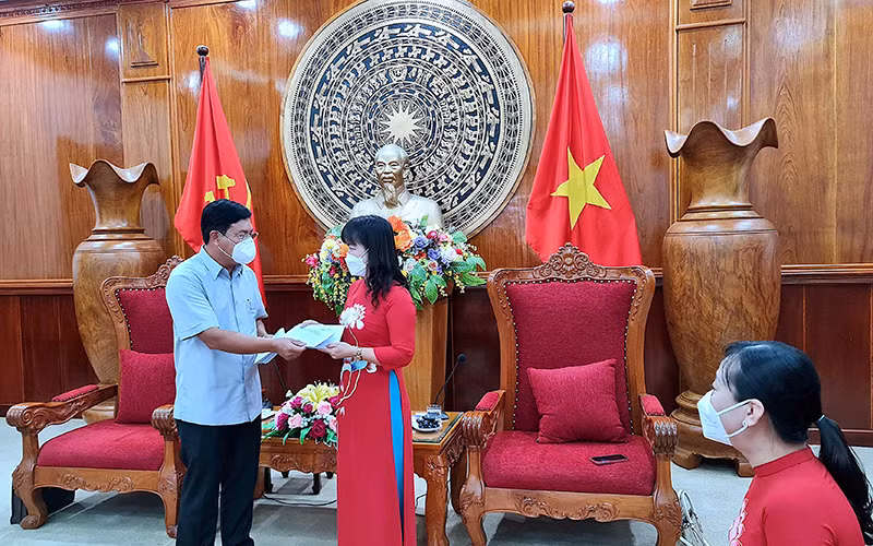Bí thư Tỉnh ủy Cà Mau tặng quà cho các đại biểu phụ nữ tỉnh đi dự đại hội cấp trên nhân dịp 8/3.