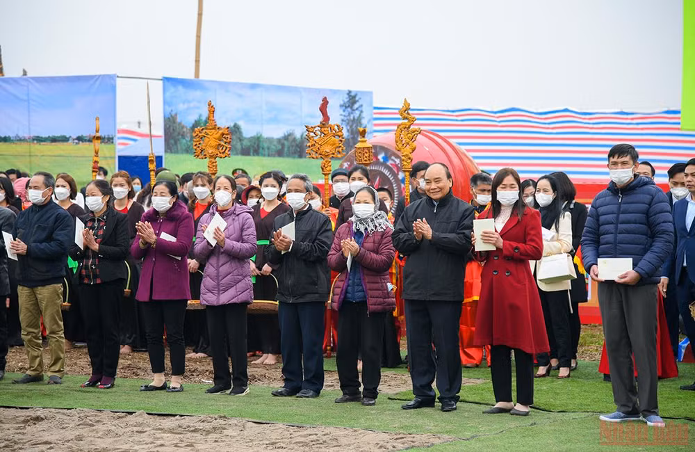 Chủ tịch nước Nguyễn Xuân Phúc xuống đồng cày ruộng tại Lễ Tịch điền Đọi Sơn -0