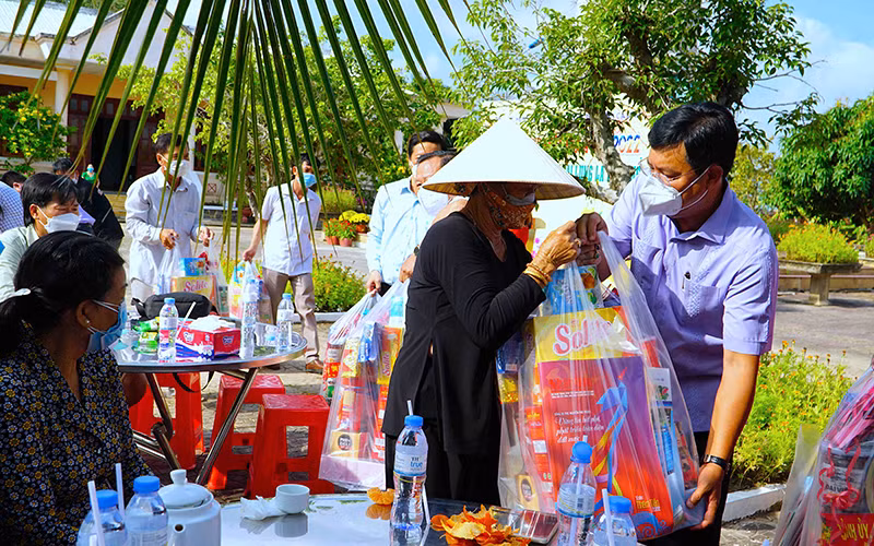 Bí thư Tỉnh ủy Cà Mau tặng quà tết cho nhân dân vùng căn cứ Tỉnh ủy Lung Lá-Nhà Thể vào sáng 26/1.