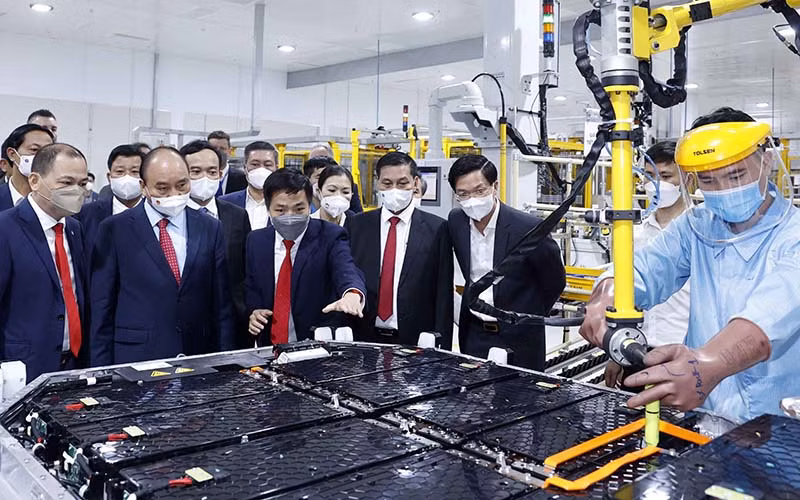 Chủ tịch nước Nguyễn Xuân Phúc tham quan Nhà máy sản xuất ôtô Vinfast. (Ảnh: TTXVN)