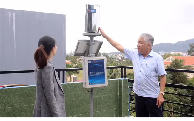 Anh Văn Phú Chính giới thiệu một trạm đo mưa được lắp đặt.