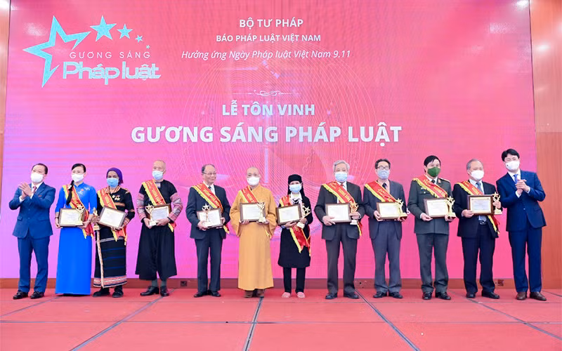 Lãnh đạo Bộ Tư pháp trao danh hiệu cho các cá nhân tiêu biểu đạt "Gương sáng pháp luật" lần thứ nhất, năm 2021. (ẢNH: VGP)