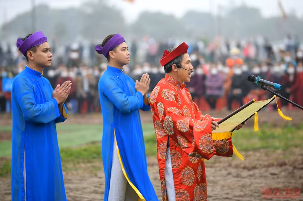 Chủ tịch nước Nguyễn Xuân Phúc xuống đồng cày ruộng tại Lễ Tịch điền Đọi Sơn -0