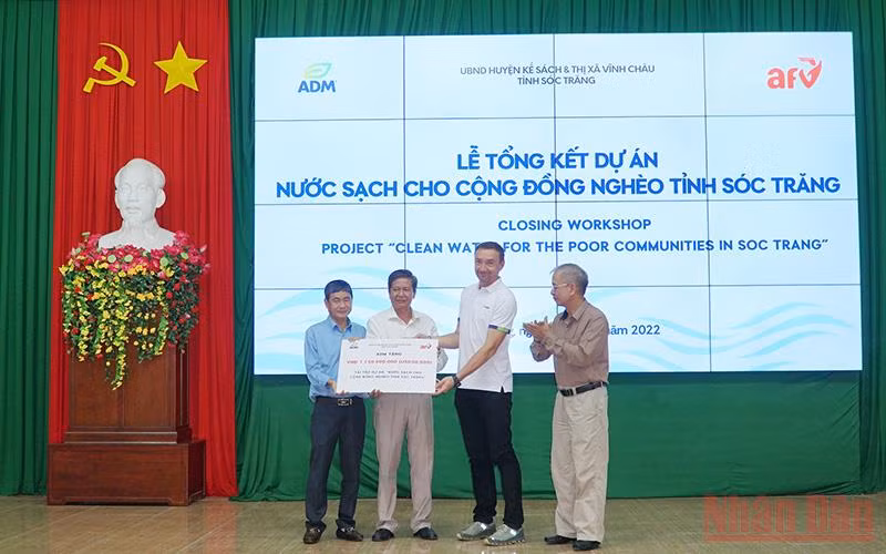 Tập đoàn ADM trao bảng tượng trưng tài trợ kinh phí cho hộ nghèo nông thôn Sóc Trăng được tiếp cập nước sạch.