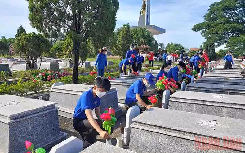 Thay hoa sen mới tại các phần mộ liệt sĩ.