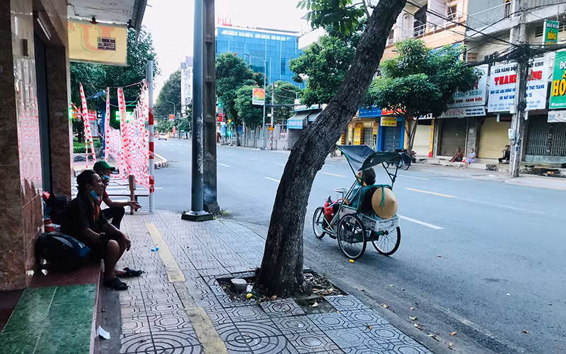 Nhiều người lang thang trên đường Cách mạng Tháng Tám, cách trụ sở UBND phường Thanh Bình, TP Biên Hòa (Đồng Nai) khoảng 400m vào 18 giờ ngày 5/9.