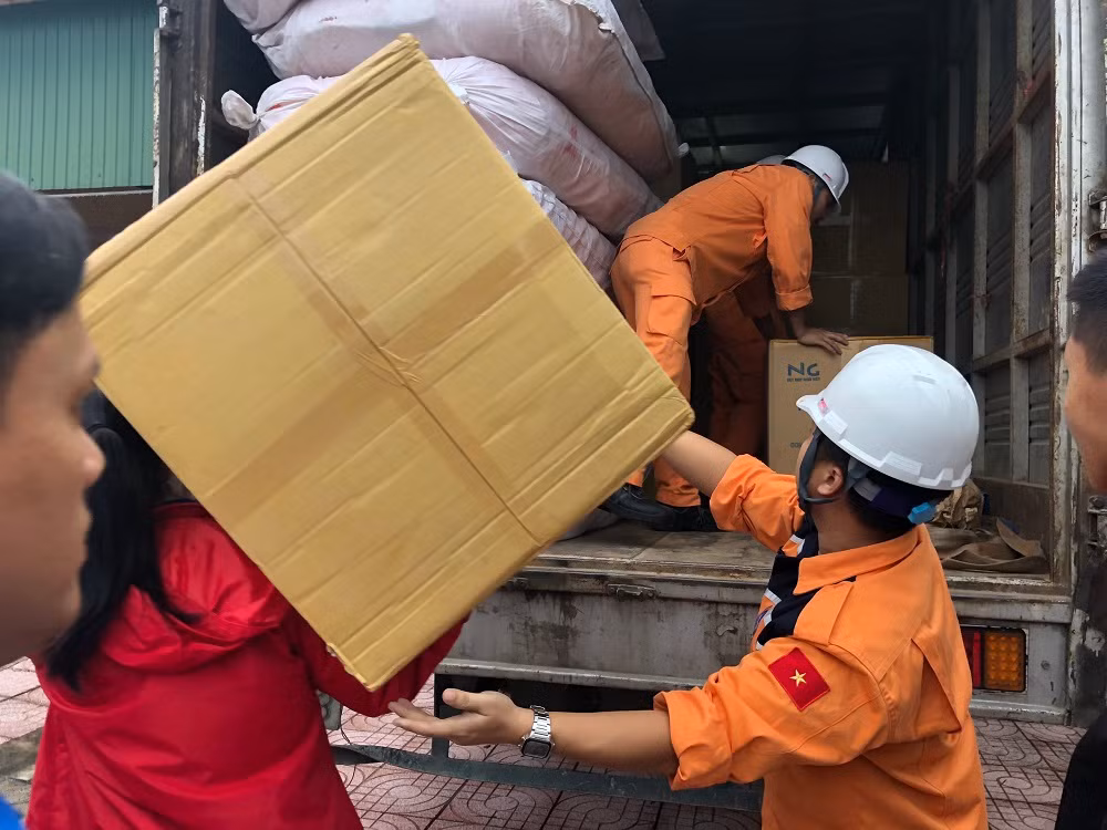 Hàng nghìn áo phao đã đến với người dân vùng lũ -0