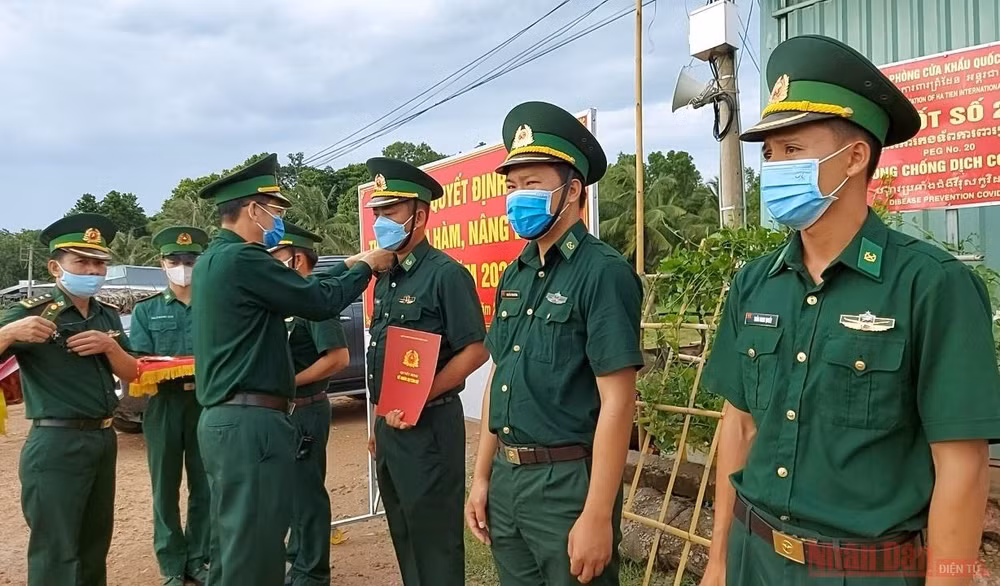 Bộ đội Biên phòng Kiên Giang trao quân hàm sĩ quan tại các chốt phòng, chống dịch Covid-19