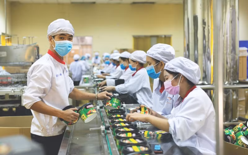 Masan đang nỗ lực duy trì sản xuất để đáp ứng các mặt hàng thiết yếu. Đại diện Masan cho biết mô hình “3 tại chỗ” là chủ trương đúng đắn nhưng chỉ hiệu quả trong ngắn hạn, nếu áp dụng dài hạ có nguy cơ là ổ lây nhiễm lớn nếu có ca nhiễm. 