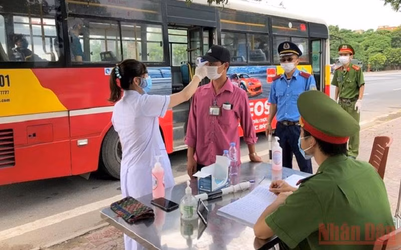 Cán bộ thanh tra giao thông cùng công an, y tế tại chốt kiểm soát dịch bệnh Xuân Phương (Phúc Yên, Vĩnh Phúc). (Ảnh: NGUYÊN LƯỢNG)