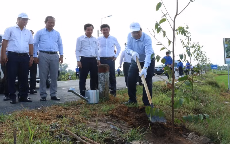 Lãnh đạo tỉnh Long An trồng cây xanh trên đường tỉnh 823, thuộc huyện Tân Trụ, tỉnh Long An.