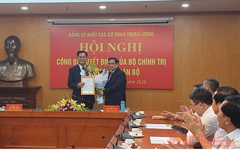 Đồng chí Phạm Minh Chính trao Quyết định cho đồng chí Huỳnh Tấn Việt tại buổi lễ.