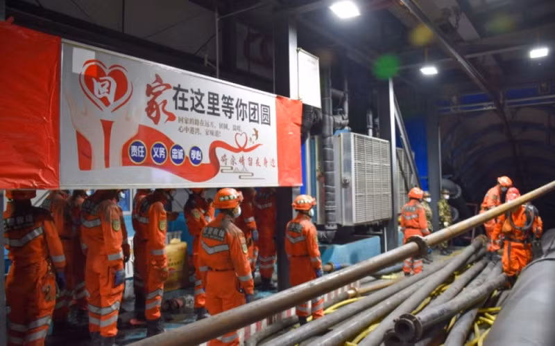 Lực lượng cứu hộ đặt ống thông khí và lắp đường ống hút nước.