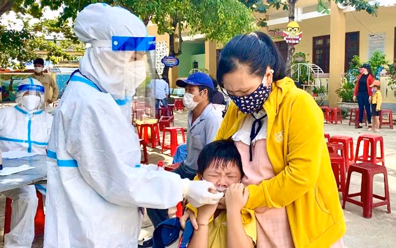 Điểm lấy mẫu xét nghiệm cộng đồng tại trường Tiểu học Tân Mỹ, xã Nghĩa An. Tại đây, hơn 1.400 người dân được lấy mẫu khẩn cấp để tìm F0. 