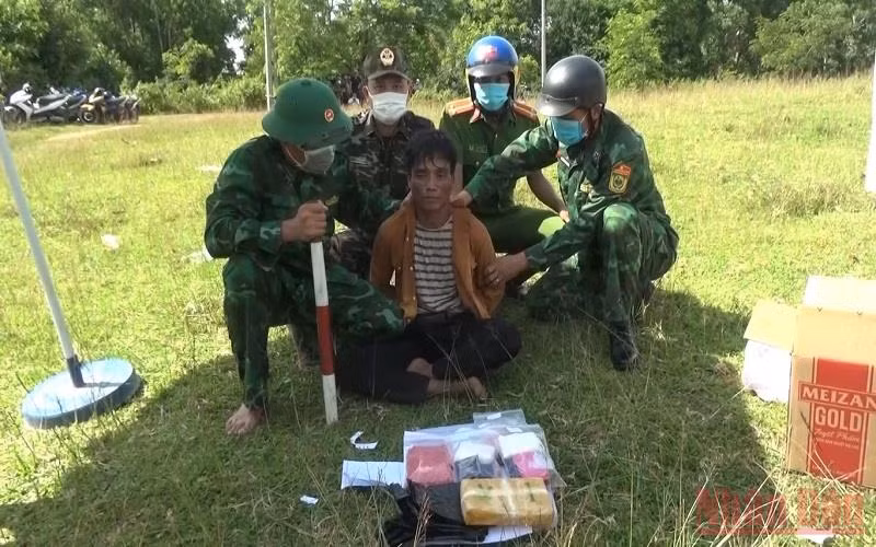 Đối tượng Hồ Văn Nhưn bị bắt giữ cùng tang vật.