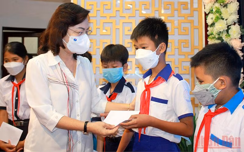 Đồng chí Lê Thị Ái Nam, Phó Bí thư Thường trực Tỉnh ủy Bạc Liêu trao học bổng cho học sinh nghèo vùng ven biển của tỉnh. (Ảnh: Văn Tưởng)