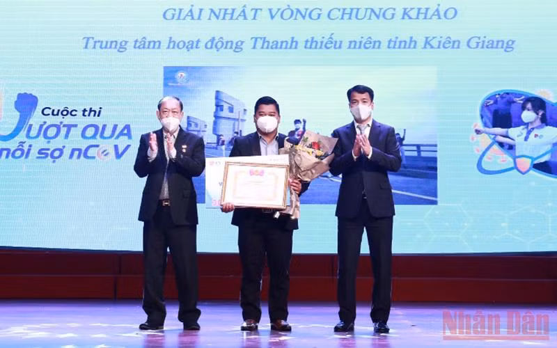Đại diện nhóm thí sinh Kiên Giang nhận giải nhất của cuộc thi.