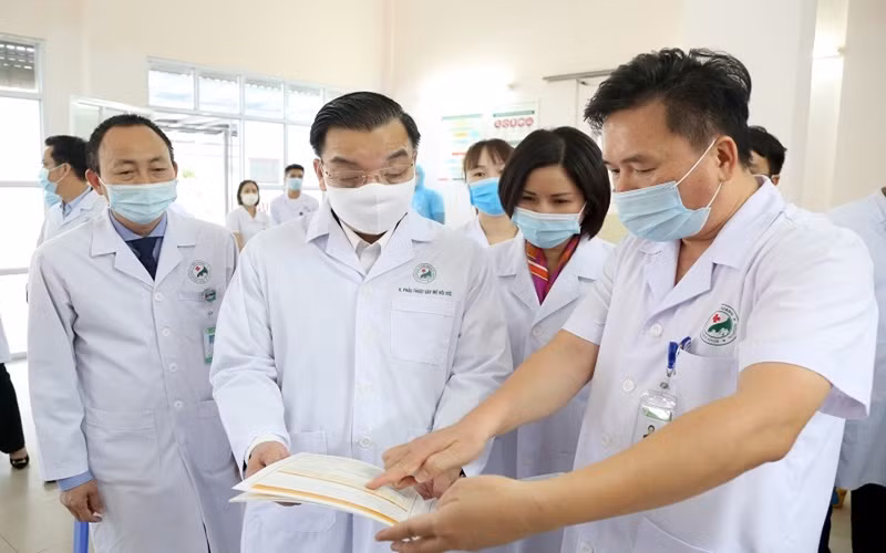 Chủ tịch UBND TP Hà Nội Chu Ngọc Anh kiểm tra công tác phòng, chống dịch Covid-19 tại Bệnh viện đa khoa Đức Giang.