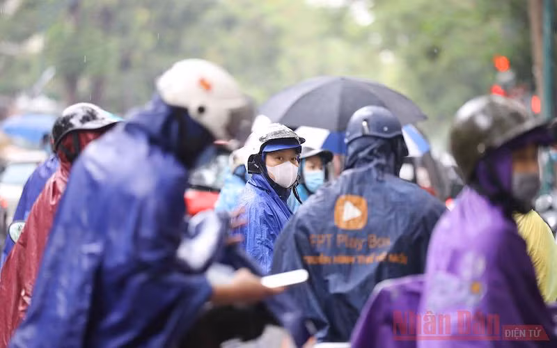 Phụ huynh “đội mưa” đợi con thi tốt nghiệp THPT