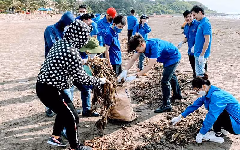 Đoàn viên thanh niên quận Đồ Sơn tham gia làm sạch bãi biển.
