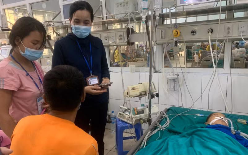 Cán bộ Chi cục An toàn vệ sinh thực phẩm tỉnh Hà Giang xác minh nguyên nhân ngộ độc quả hồng châu tại Bệnh viện đa khoa tỉnh Hà Giang. (Ảnh: Bích Hạnh)