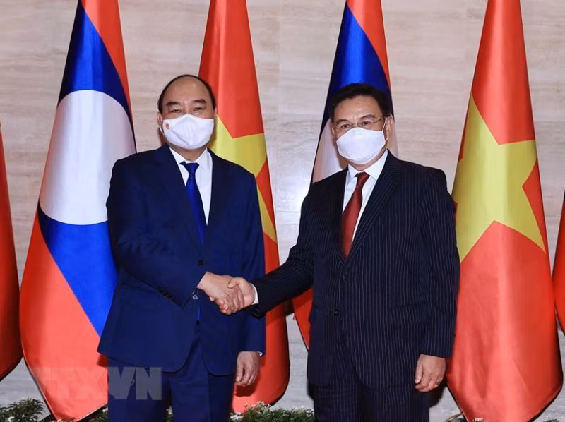 Chủ tịch nước Nguyễn Xuân Phúc hội kiến Chủ tịch Quốc hội Lào Saysomphone Phomvihane. (Ảnh: TTXVN)