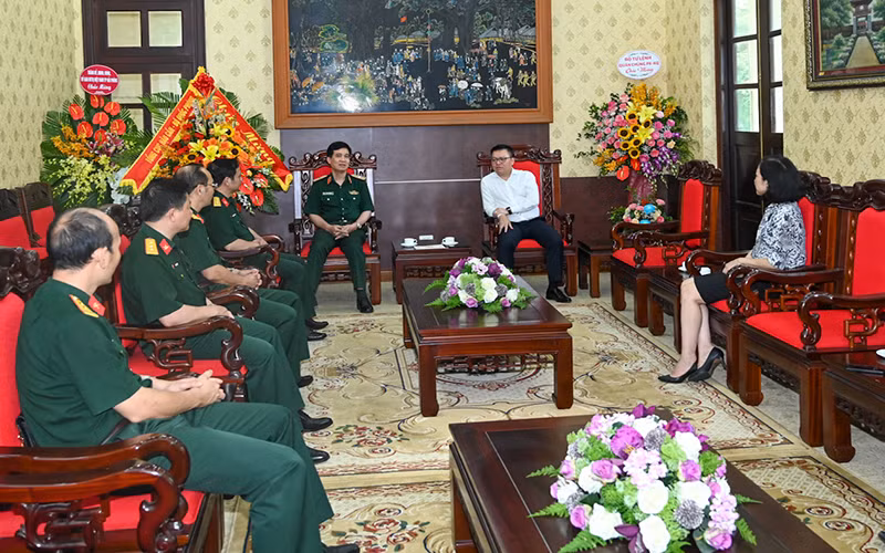 Tổng Biên tập Báo Nhân Dân Lê Quốc Minh tiếp đoàn đại biểu Tổng cục Hậu cần. (Ảnh: DUY LINH)