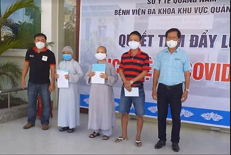 Bệnh viện đa khoa khu vực Quảng Nam trao giấy ra viện cho các BN khỏi bệnh.