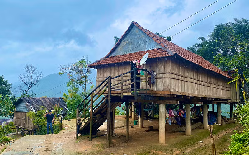 Nhà sàn của người Ca Dong tại làng (Katu) Kpang ở xã Sơn Bua, Sơn Tây, Quảng Ngãi. Ảnh: NGUYỄN ĐĂNG VŨ