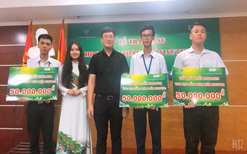 Các sinh viên nhận học bổng.
