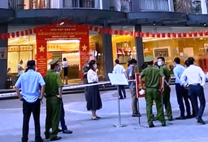 Lực lượng chức năng cách ly tòa Park 9 Times City Park Hill Premium.