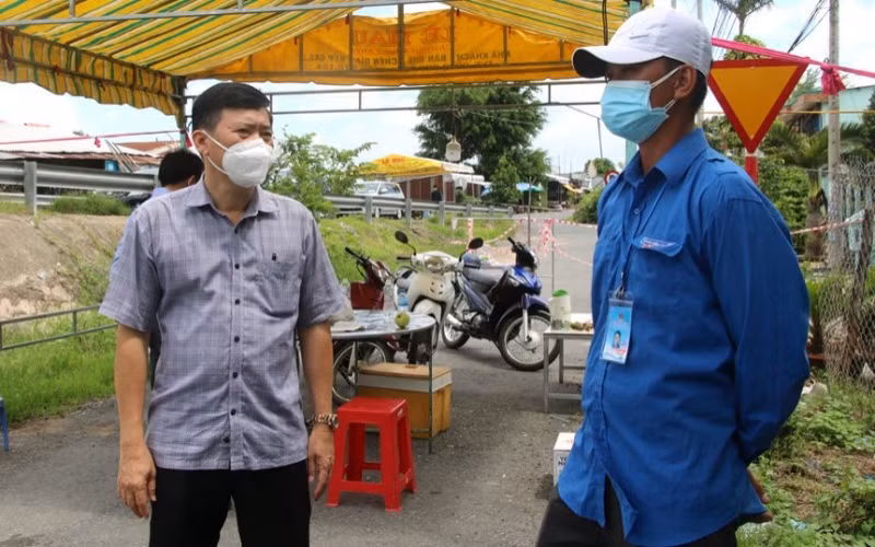 Chủ tịch UBND tỉnh Đồng Tháp kiểm tra công tác phòng, chống dịch tại huyện Tháp Mười.