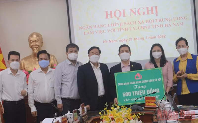 Công đoàn Ngân hàng Chính sách xã hội trao tặng tỉnh Hà Nam 500 triệu đồng xây dựng nhà Đại đoàn kết.