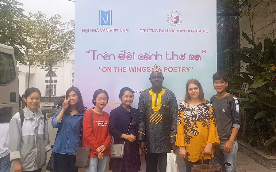 Nhà văn, dịch giả Andrea H. Hedeș: Liên kết con người với nhau là chìa khóa dẫn đến sự thành công -0