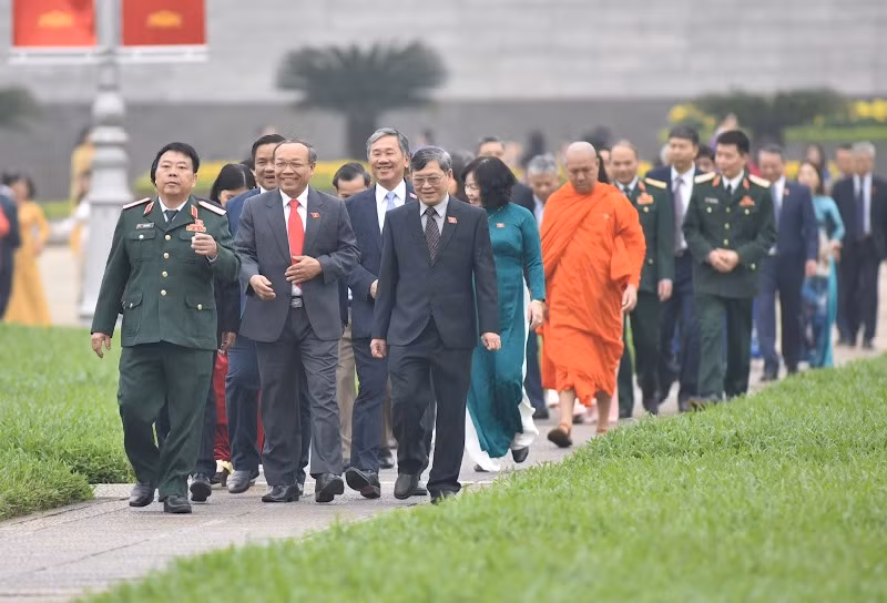 Đại biểu Quốc hội dự Kỳ họp thứ 11 vào Lăng viếng Chủ tịch Hồ Chí Minh ảnh 8 Đại biểu dự Kỳ họp thứ 11, Quốc hội khóa XIV vào Lăng viếng Chủ tịch Hồ Chí Minh -0