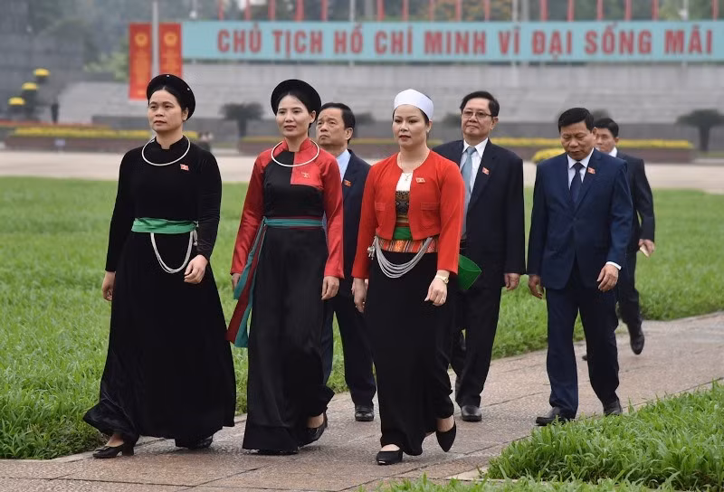 Đại biểu Quốc hội dự Kỳ họp thứ 11 vào Lăng viếng Chủ tịch Hồ Chí Minh ảnh 9 Đại biểu dự Kỳ họp thứ 11, Quốc hội khóa XIV vào Lăng viếng Chủ tịch Hồ Chí Minh -1