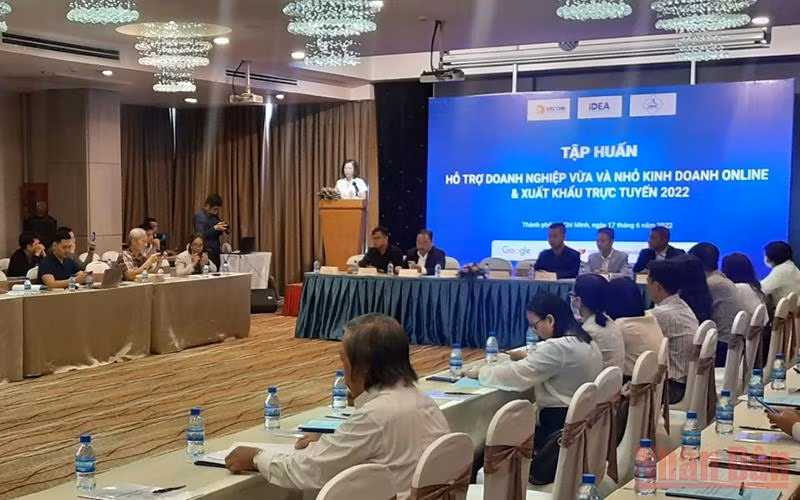Quang cảnh buổi tập huấn "Hỗ trợ doanh nghiệp vừa và nhỏ kinh doanh online và xuất khẩu trực tuyến".