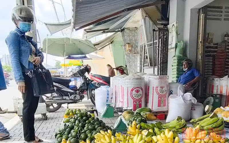 Một tiểu thương tại phường 2, thành phố Cao Lãnh đeo khẩu trang theo kiểu đối phó.