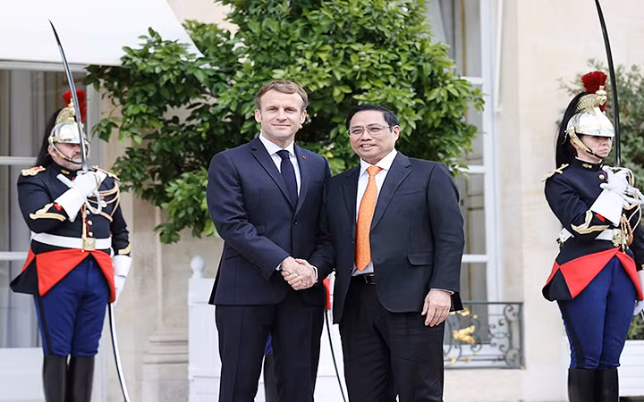 Tổng thống Pháp Emmanuel Macron đón Thủ tướng Phạm Minh Chính. Ảnh TTXVN