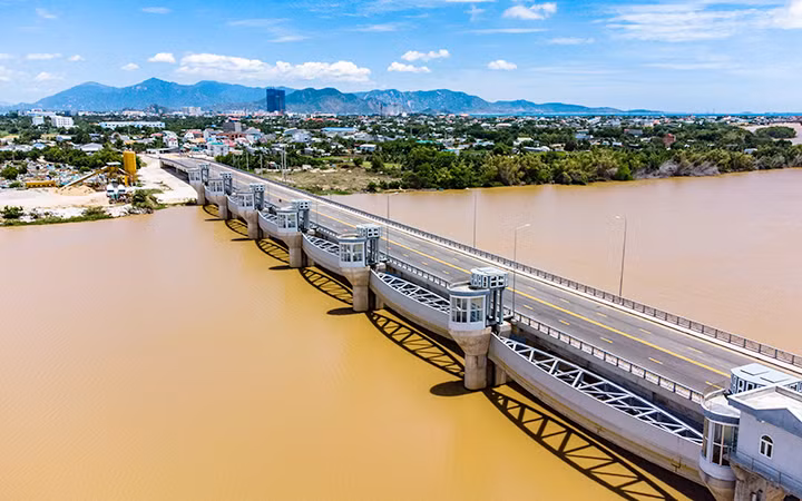 Đập hạ lưu sông Dinh, TP Phan Rang - Tháp Chàm (Ninh Thuận) vừa ngăn mặn xâm nhập, vừa bảo đảm nguồn nước phục vụ sinh hoạt và sản xuất cho người dân. Ảnh: NGUYỄN TRUNG