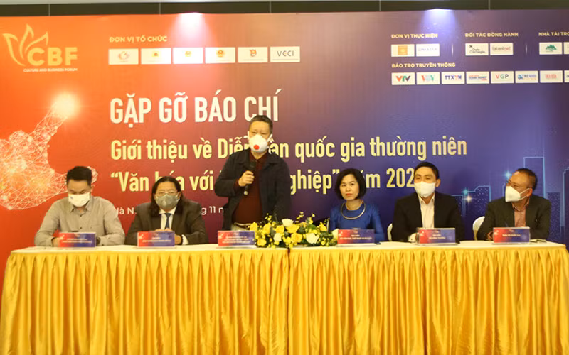 Quang cảnh buổi gặp gỡ báo chí trao đổi thông tin. 
